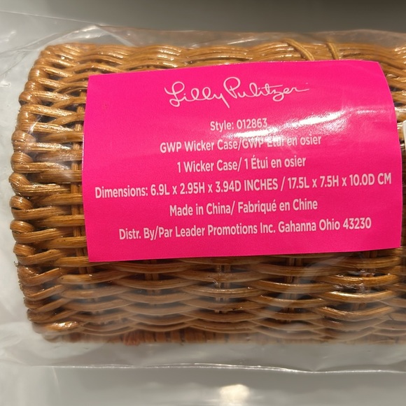 Beautiful Lilly Pulitzer tote bag and wicker case - Picture 3 of 7